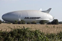 "Đột nhập" máy bay dài nhất thế giới có sàn bằng kính