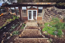 Nhà đẹp như tranh vẽ được dựng từ...rác thải