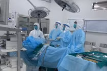 Diễn biến sức khỏe mới nhất của bênh nhân phi công người Anh 