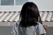 Phẫn nộ bé gái 6 tuổi bị thầy giáo xâm hại vì... không làm bài tập