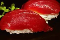 Sự thật ít biết đằng sau miếng sushi cá ngừ hơn 1 triệu đồng