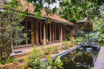 Mát mắt ngôi nhà gỗ “trốn phố” ở ngoại thành Hà Nội 