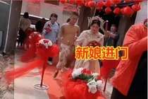 Chú rể cởi trần, nhếch nhác đi sau cô dâu, càng bất bình khi biết nguyên do