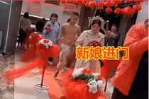 Chú rể cởi trần, nhếch nhác đi sau cô dâu, càng bất bình khi biết nguyên do