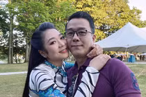  Hé lộ cuộc sống hạnh phúc của “Vua cá Koi” và vợ trẻ