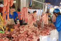 Thịt lợn, gà, cá kéo nhau tăng giá, đi chợ thế nào cho tiết kiệm?