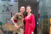 Vợ chồng 'ca sĩ' Phú Lê bị điều tra vì bán hàng không giấy phép rồi quảng cáo là thuốc đặc trị