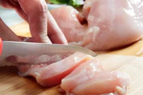 Thói quen 'chết người' khi chế biến thịt gà cần tránh 