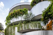 Tòa nhà “cong” mềm mại phủ kín cây xanh ở TP HCM