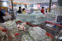 Cảnh tượng chưa từng có ở HN: Nước sinh hoạt nhiễm hoá chất, người dân "ùn ùn" mua nước đóng chai