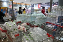 Cảnh tượng chưa từng có ở HN: Nước sinh hoạt nhiễm hoá chất, người dân "ùn ùn" mua nước đóng chai