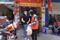 Hàng quán chỉ bán mang về, thu nhập của shipper Hà Nội cao kỷ lục