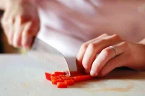 Ám ảnh cắt ớt bỏng rát tay sẽ không còn nếu bạn biết mẹo hay này