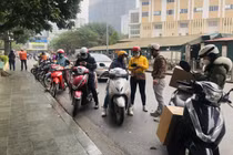 Ca mắc COVID-19 ở Hà Nội tăng cao, kit test nhanh lên 'cơn sốt'