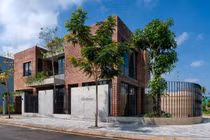 Nhà gạch thô mộc ở Đà Nẵng nhìn sần sùi bên ngoài bỗng nổi bật trên báo ngoại