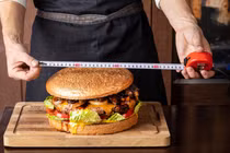 Tận mục bánh burger rắc bột vàng đắt nhất thế giới