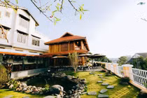 Cận cảnh ngôi nhà gỗ Đinh Hương “khủng” ngắm toàn cảnh Đà Lạt