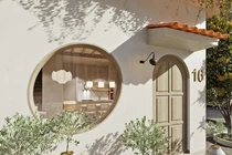 Ngôi nhà 24 năm nổi bật giữa phố sau cải tạo theo phong cách Wabi Sabi