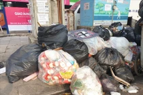 Hà Nội lại ngập ngụa rác, công nhân căng mình thu dọn