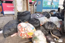 Hà Nội lại ngập ngụa rác, công nhân căng mình thu dọn