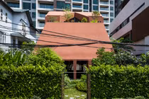 Biệt thự đỏ “độc nhất vô nhị” ở Việt Nam trên báo ngoại