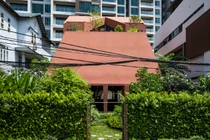 Biệt thự đỏ “độc nhất vô nhị” ở Việt Nam trên báo ngoại