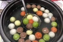 Gần Tết Hàn thực, bánh trôi ngũ sắc bán online hút khách, tiểu thương hốt bạc