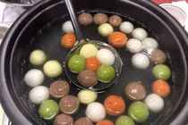 Gần Tết Hàn thực, bánh trôi ngũ sắc bán online hút khách, tiểu thương hốt bạc