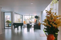 Từng một thời yêu Cường Đô La, 2 nàng Hà sống trong căn biệt thự "khủng" thế nào?