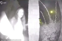 Lý do người phụ nữ đeo còng tay gõ cửa hàng loạt nhà giữa đêm