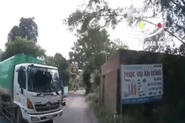 Video: Tranh đường với xe môi trường, nữ tài xế xấc xược thách thức