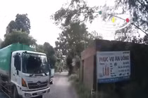 Video: Tranh đường với xe môi trường, nữ tài xế xấc xược thách thức