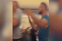 Video: Võ sĩ Anh đòi mở cửa máy bay đang cất cánh