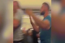 Video: Võ sĩ Anh đòi mở cửa máy bay đang cất cánh