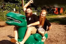 Bật cười với những “đứa trẻ” trong thân hình người lớn