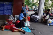 Ảnh: Những đứa trẻ vật vạ ở sân ga chờ tàu về Tết