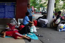 Ảnh: Những đứa trẻ vật vạ ở sân ga chờ tàu về Tết