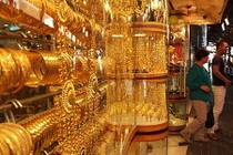 Lóa mắt trước chợ vàng bán theo kg ở Dubai 