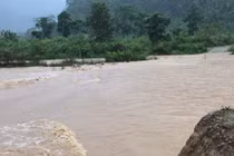 Quảng Trị: 2 người đàn ông bị nước lũ cuốn trôi