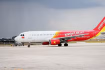 Gây rối và hút thuốc bừa, hai hành khách bị cấm bay