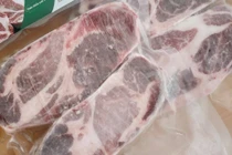 Lợn đen ăn hạt sồi, hạt dẻ 3 triệu/kg ...vẫn hút khách