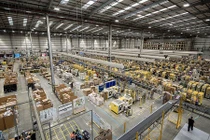 Đột nhập kho hàng bằng 7 sân bóng của Amazon trước Black Friday