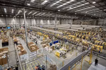 Đột nhập kho hàng bằng 7 sân bóng của Amazon trước Black Friday