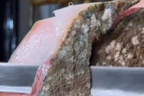 Lạ lùng thịt lợn mốc meo được xem là “báu vật”, đặc sản nhà giàu mua về ăn