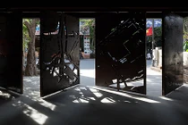 Nhà 3 tầng kịch độc với cổng nứt toác ở Huế