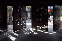 Nhà 3 tầng kịch độc với cổng nứt toác ở Huế