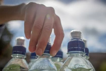 Sự thật bất ngờ về nước đóng chai uống hàng ngày