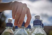 Sự thật bất ngờ về nước đóng chai uống hàng ngày