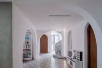 Căn hộ duplex độc đáo thiết kế hình khối, ốp đá mài kiểu Mỹ 