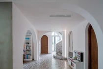 Căn hộ duplex độc đáo thiết kế hình khối, ốp đá mài kiểu Mỹ 